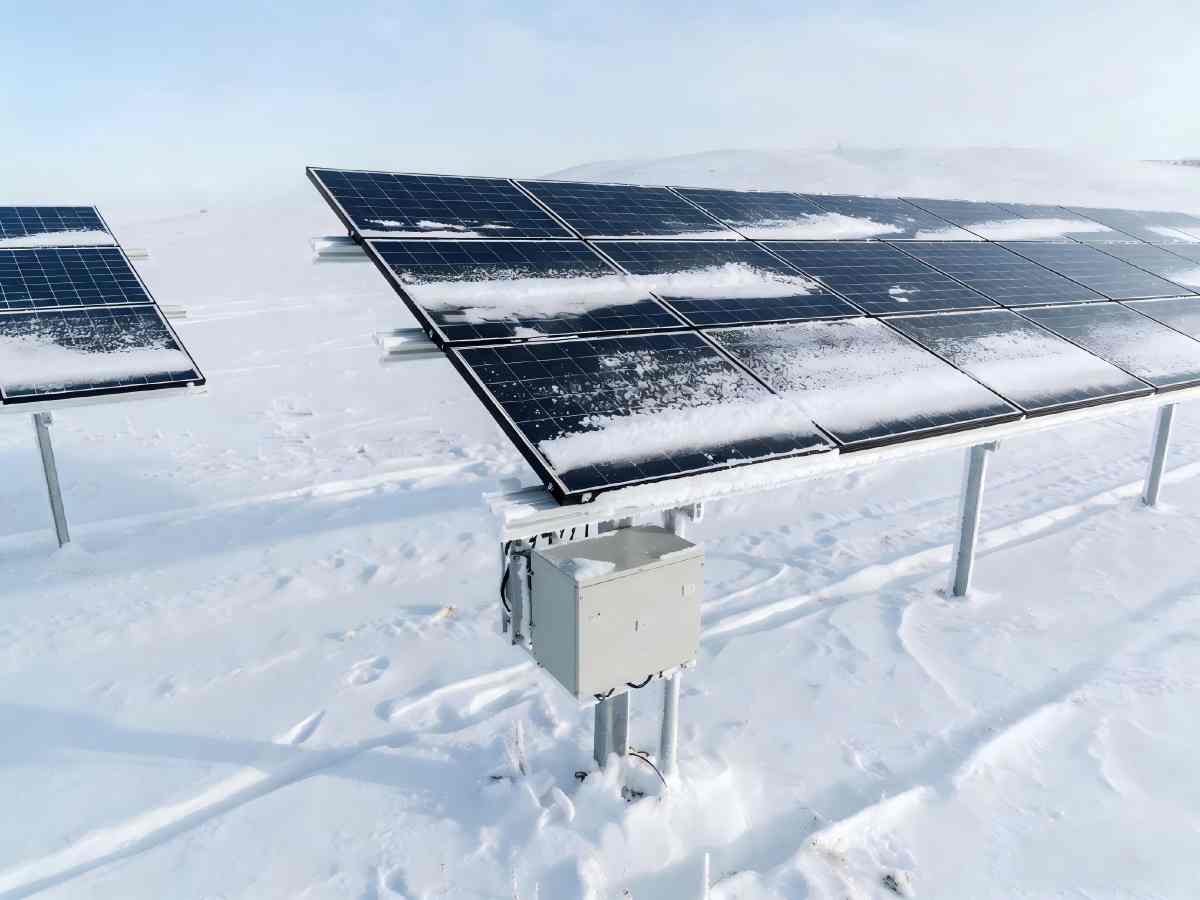 Solar installation using cold-weather LiFePO4 batteries
